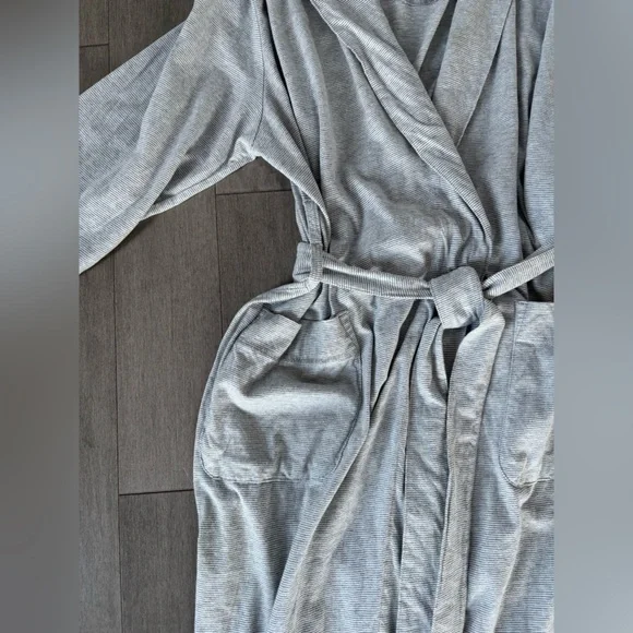 Men's Silver Hooded Robe - Picture 4 of 7